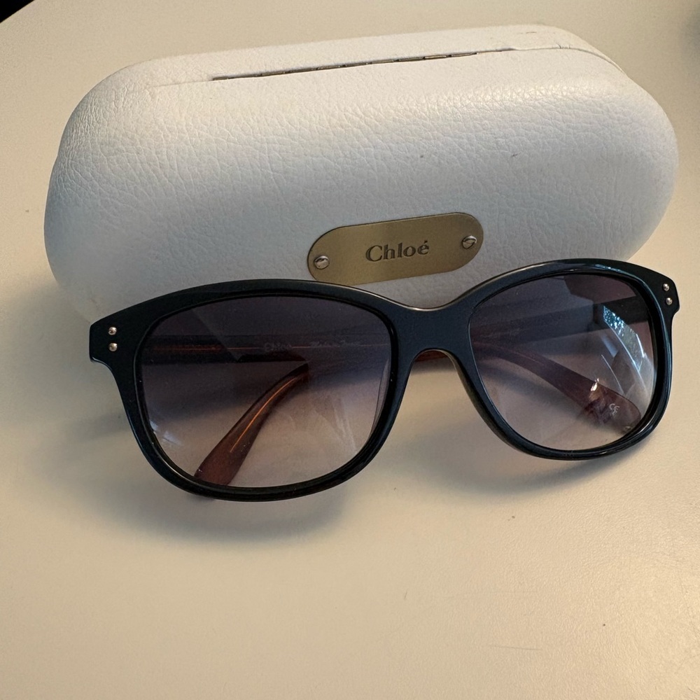 Chloé Black Frame Sunglasses with Gradient Gray Lenses